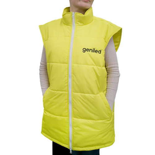 Жилет на синтепоне, однотонный простого кроя, унисекс